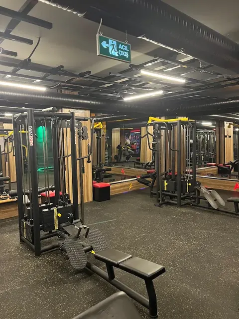 Aynalı duvarlar önünde kablo istasyonları ve bench